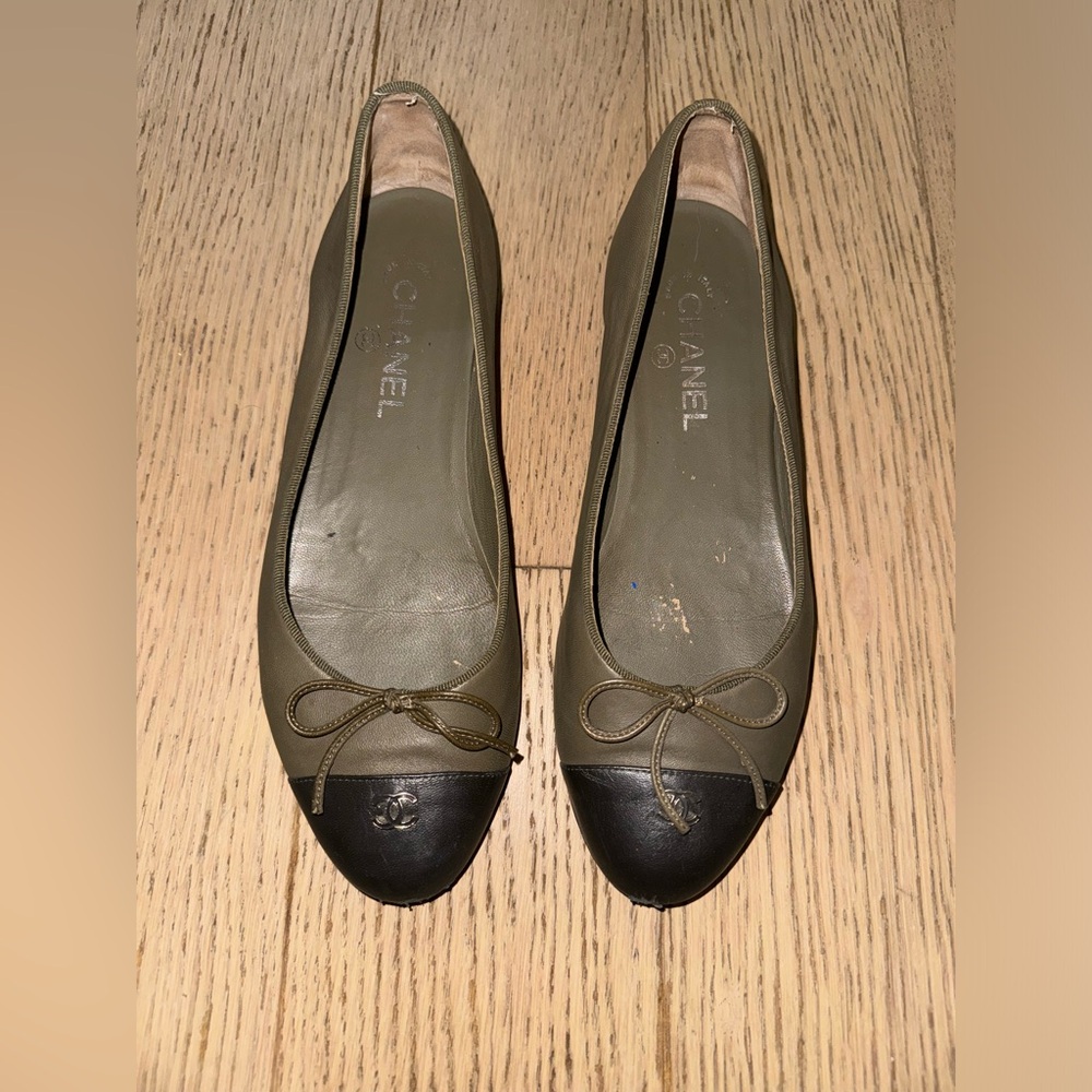 Chanel Ballet Flats Size 40, Black & Olive